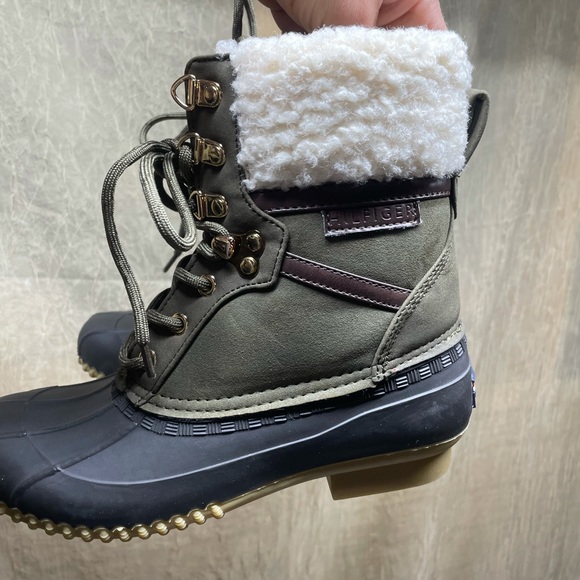 Tommy Hilfiger Snow Boots - Picture 2 of 9